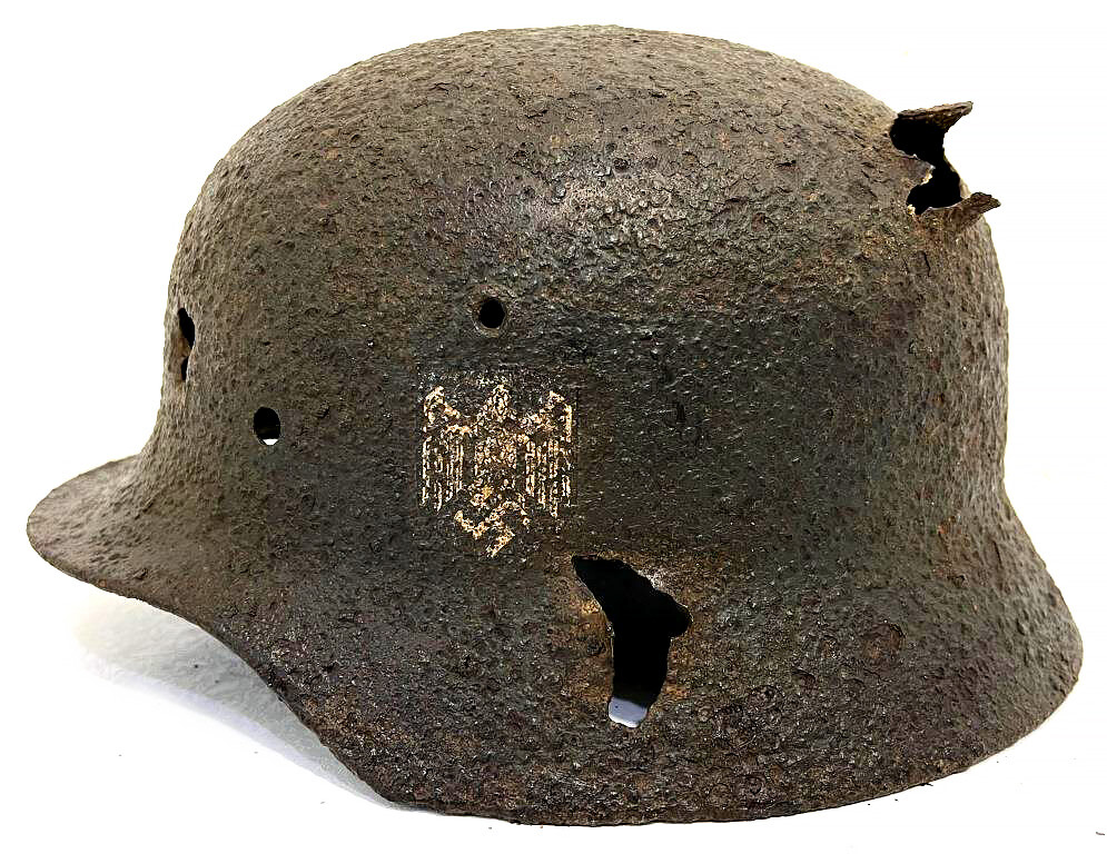 Wehrmacht helmet M40 / from Stalingrad