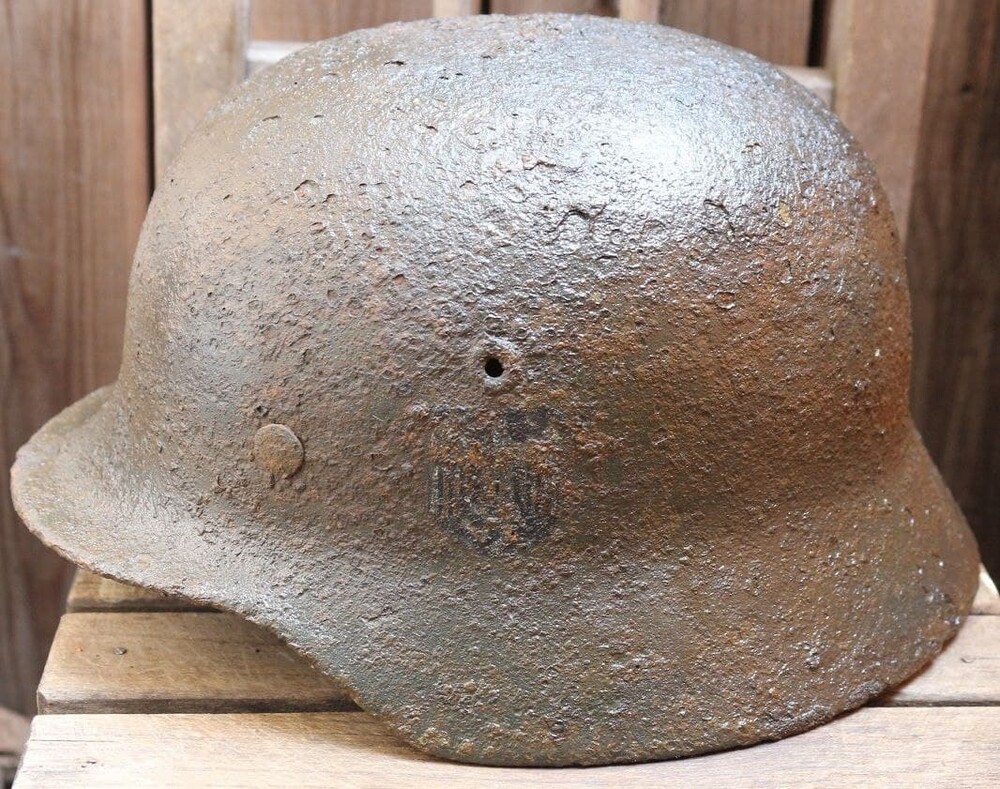 Wehrmacht helmet M40 / from Stalingrad