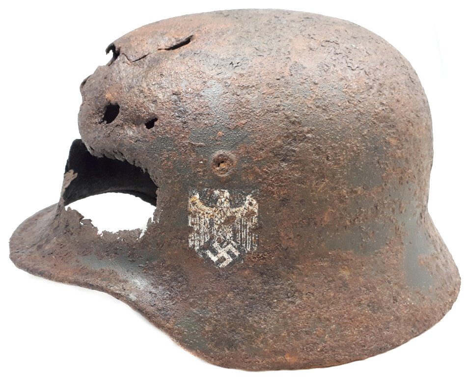 Wehrmacht helmet M40 / from Stalingrad