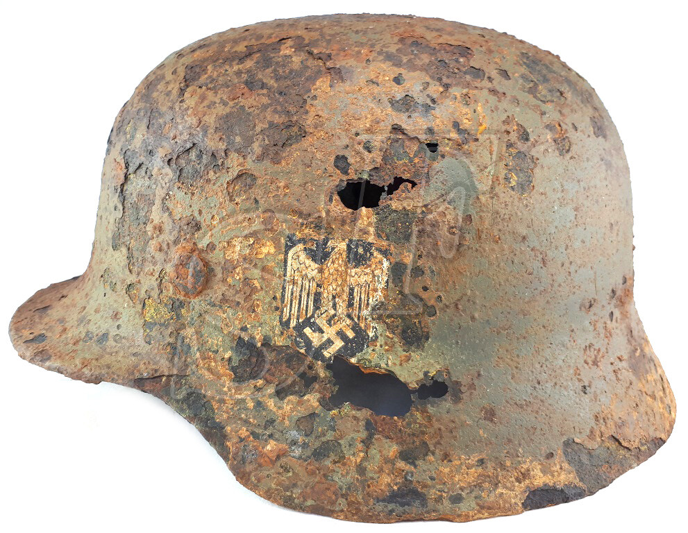 Wehrmacht helmet M40 / from Stalingrad