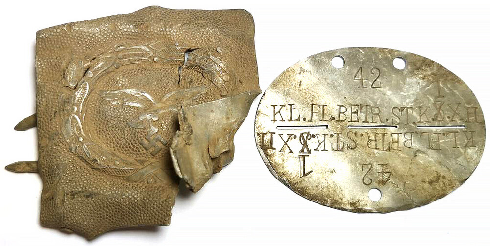 Luftwaffe belt buckle + German dogtag KL.FL.BETR.STK / from Stalingrad