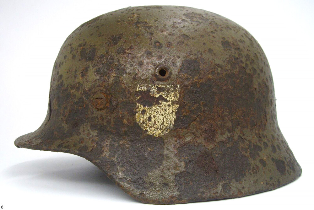 Wehrmacht helmet M40 / from Stalingrad