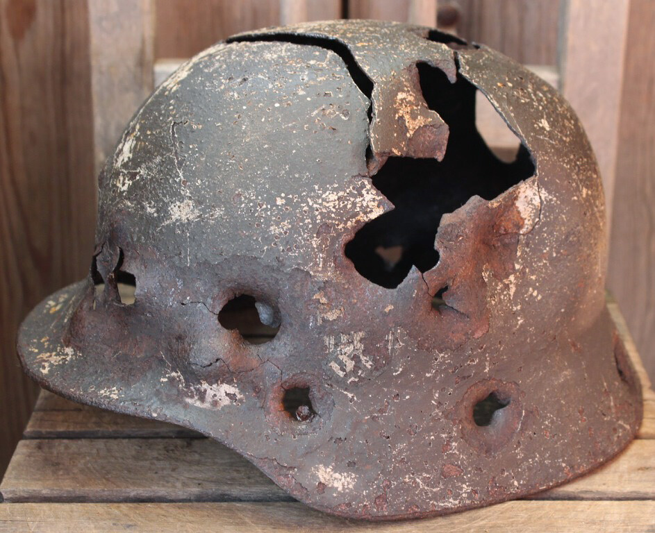 Wehrmacht helmet M40 / from Stalingrad