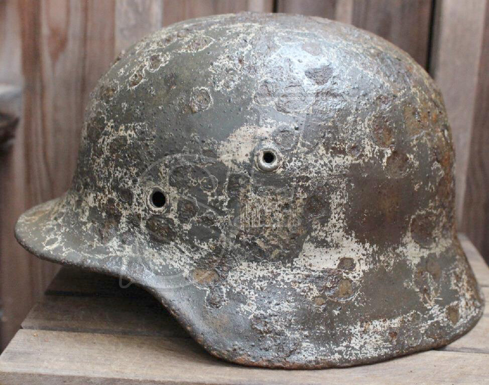 Wehrmacht winter camo helmet M40 / from Novgorod