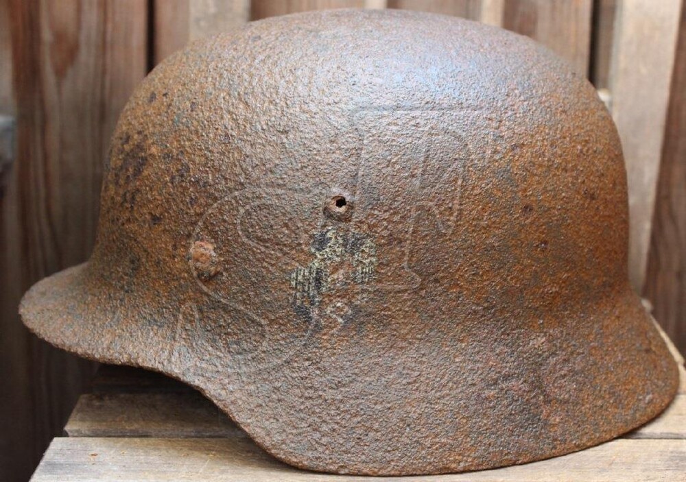 Wehrmacht helmet M35 / from Stalingrad