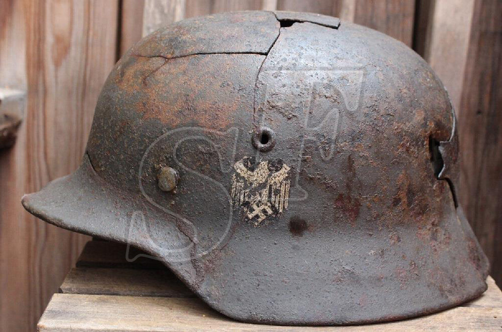 Wehrmacht helmet M40 / from Stalingrad