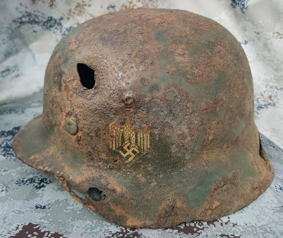 Wehrmacht helmet M40 / from Stalingrad
