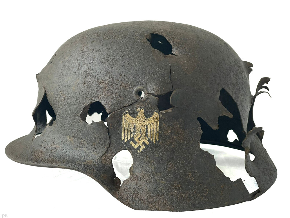 Wehrmacht helmet M40 / from Stalingrad