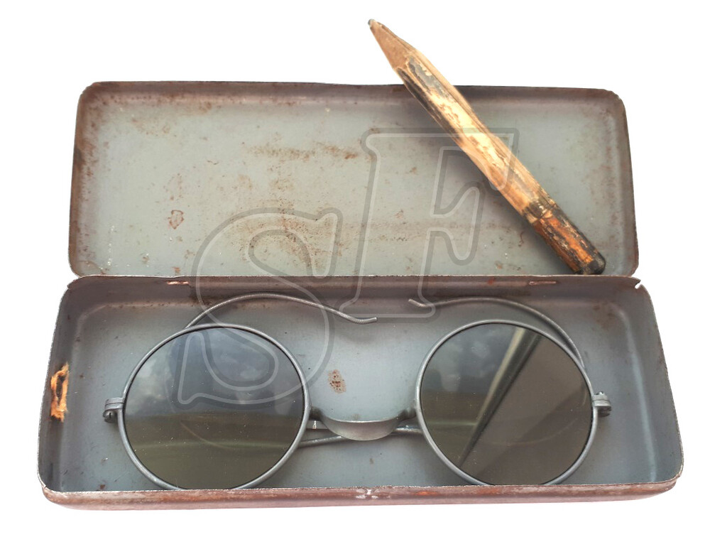Eyeglass case with glasses, 3 Reich
