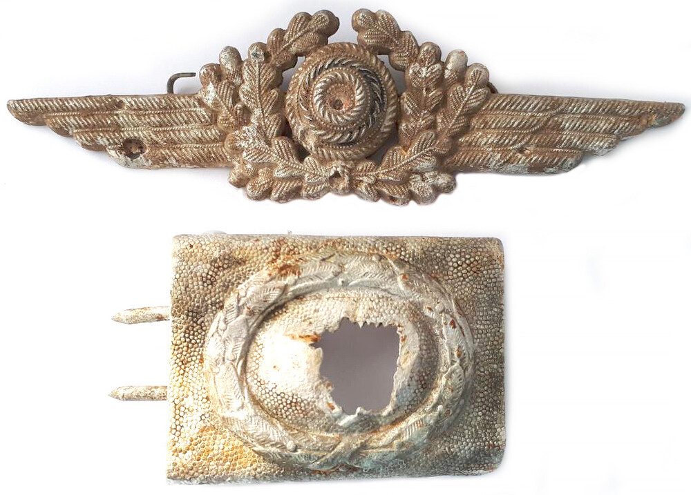 Luftwaffe visor cap wreath and Luftwaffe buckle / from Stalingrad