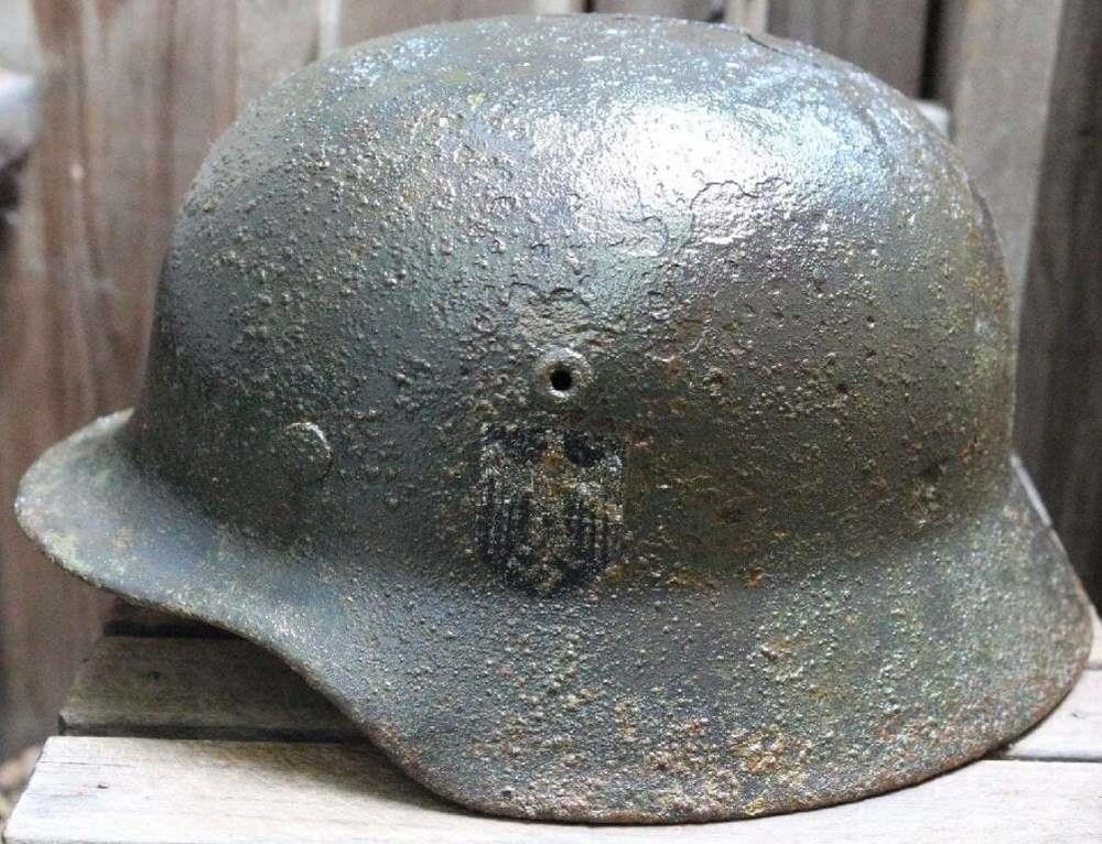 Wehrmacht helmet M40 / from Stalingrad