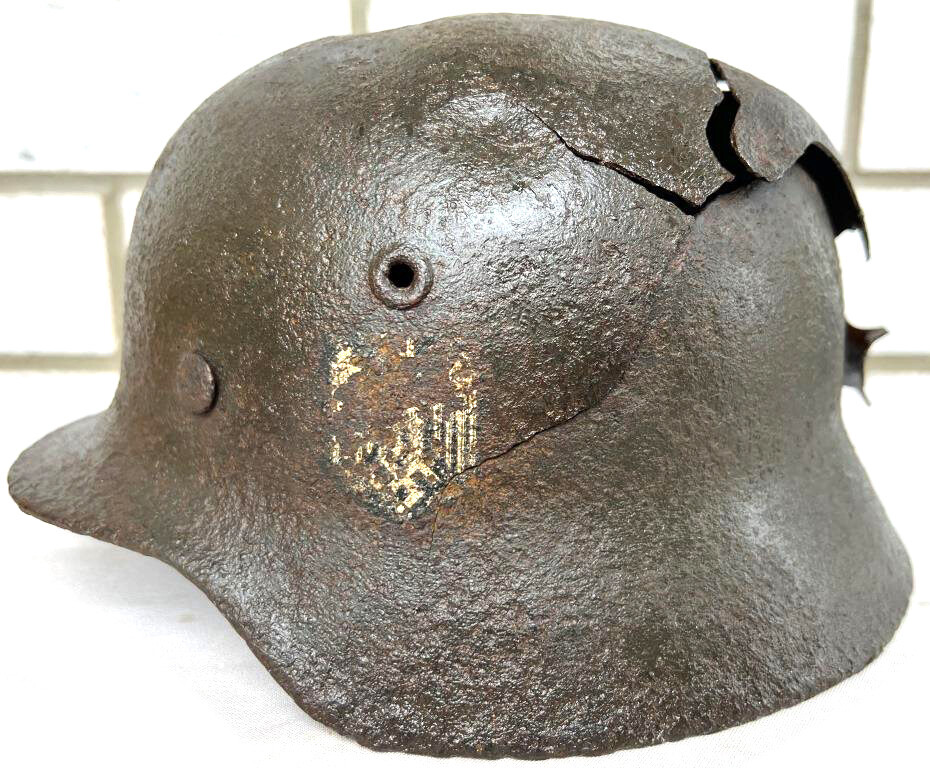 Wehrmacht helmet M40 / from Stalingrad