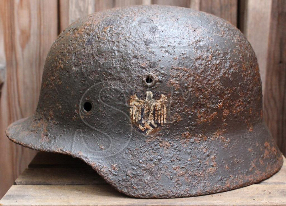 Wehrmacht helmet M35 / from Stalingrad