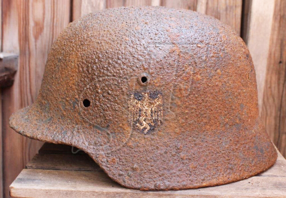 Wehrmacht helmet M35 / from Stalingrad
