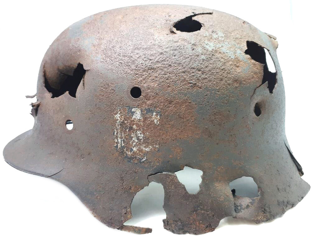 Wehrmacht helmet M40 / from Stalingrad