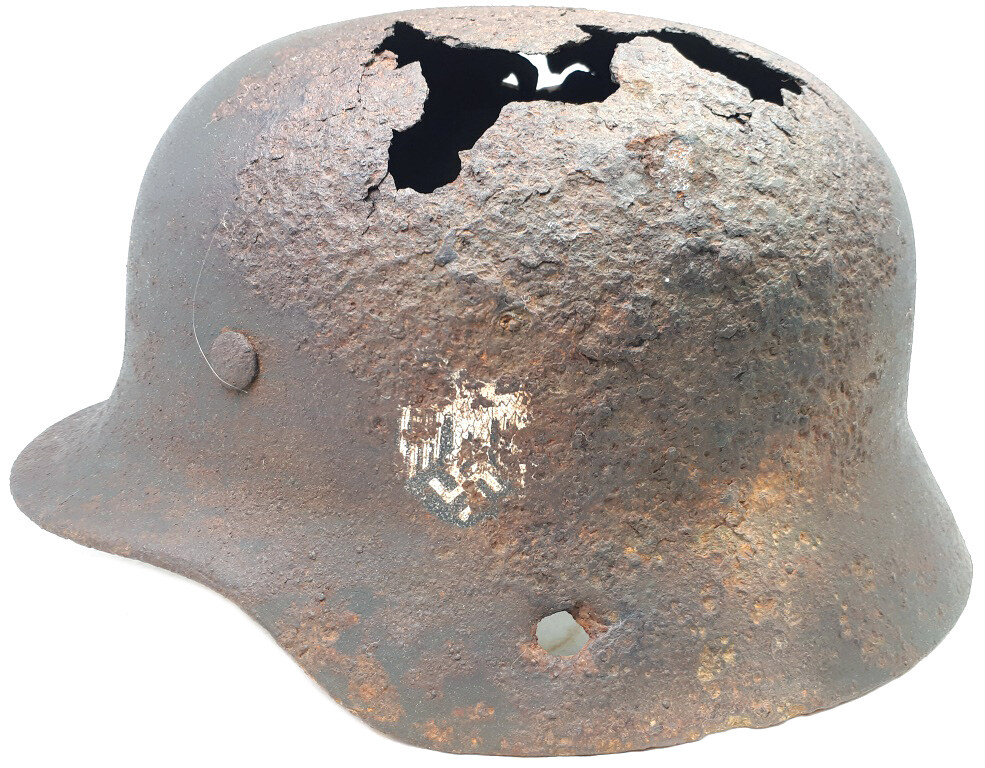 Wehrmacht helmet M40 / from Stalingrad