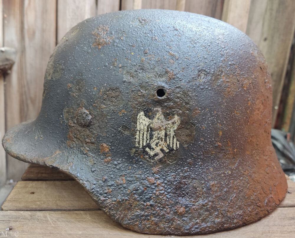 Wehrmacht helmet M40 / from Stalingrad