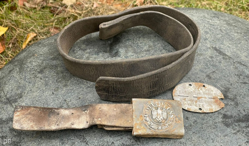 Wehrmacht belt with buckle "Gott mit Uns" + dogatag Nachsch.Ers.Komp.8