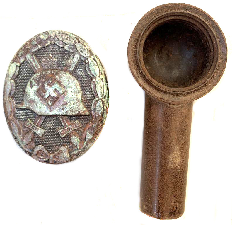 Smoking pipe and Wound badge / from Stalingrad