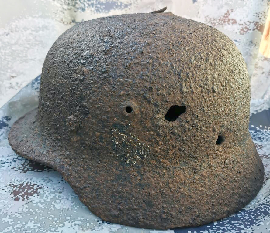 Wehrmacht helmet M40 / from Stalingrad