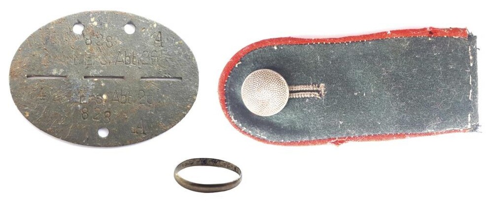 Dogtag Art.Ers.Abt.26 + gunner’s shoulder mark + gold wedding ring