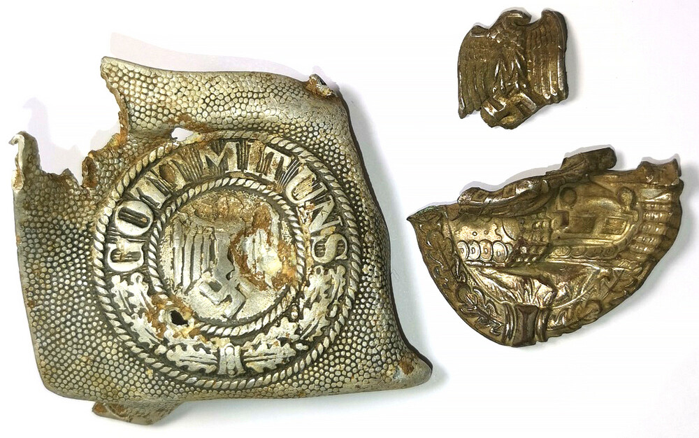 Wehrmacht belt buckle + Panzer badge / from Stalingrad