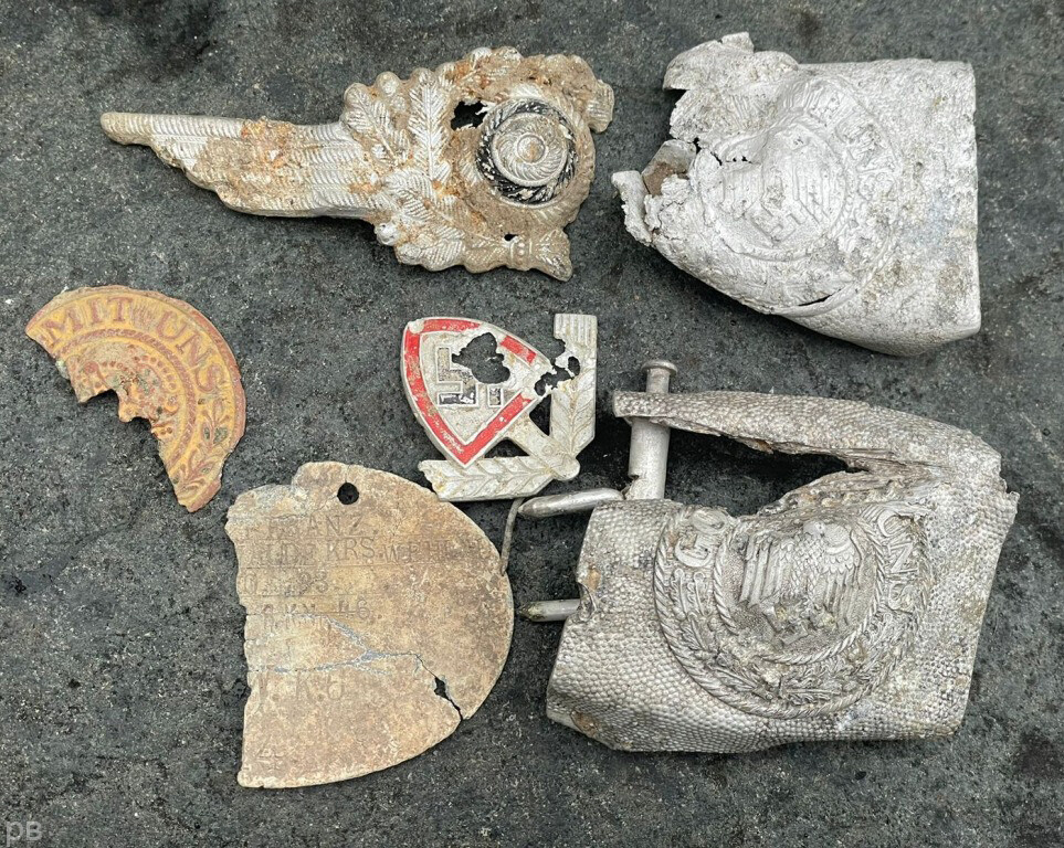 2 Wehrmacht belt buckles + other items from dugout